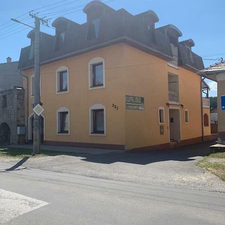 Apartmanovy Dom Magda Vrbov Ngoại thất bức ảnh